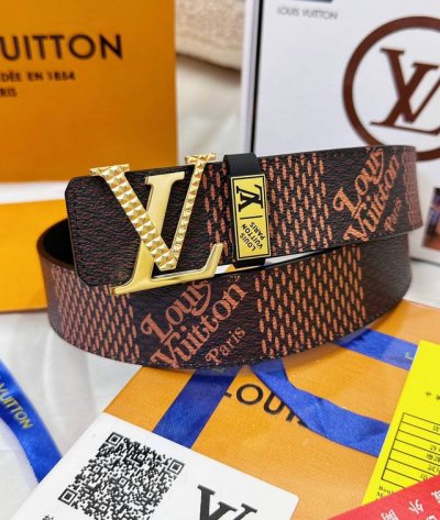 皮带：Lv..路易..威登顶级复刻. 腰带：原单品质百分百头层牛皮，保证真皮。铆钉双色雕花设计.真空电镀.永不掉色.24K纯钢扣涂鸦彩绘图案艺术双面可用专柜同等