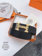 爱马仕 寸5 2 材质：客供自然摔纹荔枝纹胎牛皮，黑色配咖啡，全粒面皮料，皮料厚实，手感饱满。整体档次非常高。 扣头：纯钢扣 金色 银色 。 码数： -125C