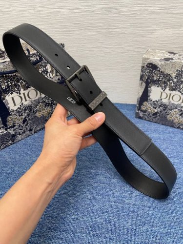 Dior迪奥腰带擦色工艺搭配黑色粒面牛皮革里料，金属覆层黄铜腰带扣设计，镌刻有“Dior”标志，巧妙地提升格调，宽3.5Cm