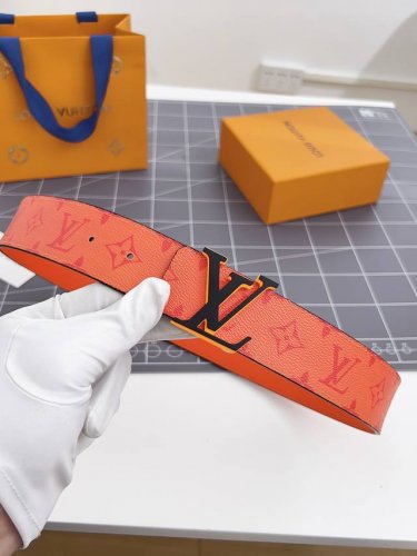 特 寬：40Mm 驢家新品 雙面均可使用 一面為柔軟的十字紋小牛皮 另一面配以色彩繽紛的帆布製作 全新字母搭扣設計與腰帶搭配相呼應 成為獨特的亮眼之作！