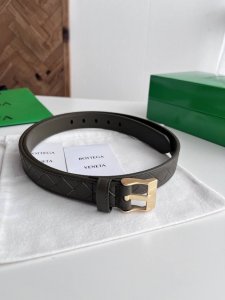 -Bv 2025新款女士编织腰带 纯手工Intreccio大格子编织 双面意大利小牛皮搭配微复古金色表扣设计针扣 宽度2.5Cm 颜色: 原野绿