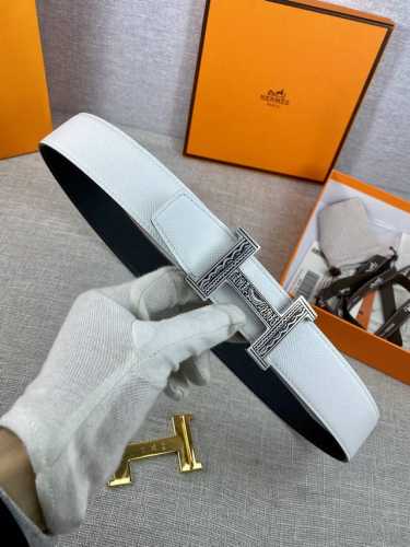 特 官网同步 镀钯金属皮带扣。优雅而时尚，这款皮带扣重新演绎爱马仕标志性的首字母，适合休闲或正式的服装造型。法国制造。 & Epsom小牛皮双面皮腰带。法国制造