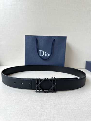 Dior 宽度3.5Cm 这款不锈钢金属腰带扣、是季节男装系列新品，展现 Dior 经典的藤格纹图案。可与各式35毫米腰带搭配，彰显经典风格。