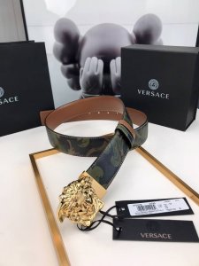 范思哲Versace同时大胆而灵活，这款柔软的皮带丰富了陈述，立体美杜莎扣。可逆设计拥有一个单色和一个印刷面-具有新的 Barocco Flage 模式4.0C