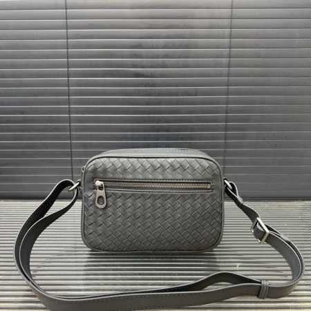 Bottega Veneta 葆蝶家 手工编织男士腰包 单肩包 斜挎包 经典百搭 实物拍摄 原厂原版面料 配送防尘袋 23 X 16 Cm。 - 点击图像关闭