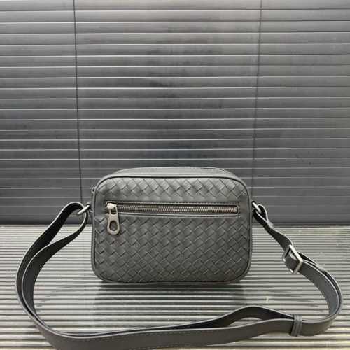 Bottega Veneta 葆蝶家 手工编织男士腰包 单肩包 斜挎包 经典百搭 实物拍摄 原厂原版面料 配送防尘袋 23 X 16 Cm。