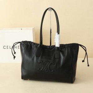 Celin*新款托特加入抽绳设计～ 今年的大包都很招人喜欢～ 两个颜色都很百搭：焦糖色+黑色 包包整体传递着随性和慵懒感～ 大容量满足短信途旅行需求 凹造型好物