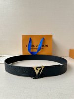 4.0宽 Lv Initiales Pearls 双面皮革腰带以 Monogram 压纹和光滑质感演绎两式风尚，道出简约即是优雅的美学理念。Lv Initial