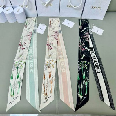 Dior迪奥Twilly丝巾，花丛蜻蜓 款式经典，造型修长，两端尖角设计，背面饰以对比鲜明的Christian Dior标志条形图案。 上身效果非常赞！随意一搭