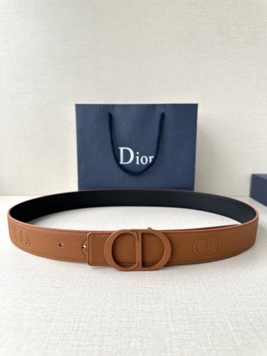 宽度3.5Cm Dior 这款腰带扣采用黄棕色哑光涂漆饰面不锈钢精心制作，展示Cd Icon 标志。可与各式35毫米腰带搭配，提升格调，打造优雅精致的造型。