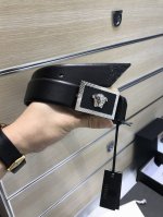 特P200 配送专柜包装 打孔针 专柜同款、实拍专柜官网，尺寸:35 Mm，立体 美人头，极富设计美感 ，双面采用进口原版小牛皮，清晰美观，皮质软，手感舒适，档