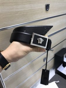 特P200 配送专柜包装 打孔针 专柜同款、实拍专柜官网，尺寸:35 Mm，立体 美人头，极富设计美感 ，双面采用进口原版小牛皮，清晰美观，皮质软，手感舒适，档