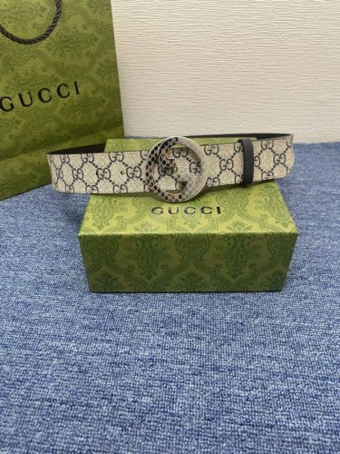 品牌 古驰 Gucci 描述 采用高级Gucci Signature真皮精制而成，触感厚实，饰以双G商标带扣。腰带为意大利尺寸，请在购买前参阅腰带尺寸指南. 原