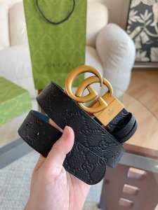 Gucci 新款 荔枝纹经典压花腰带。配饰继续引领Gucci全新系列的潮流，以独具匠心的丰富细节和实用功能演绎出众品质。经典的双G搭扣元素令整款腰带更添魅力。皮