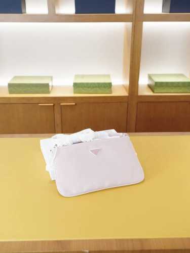 Prada 普拉达 官网同步 高版本 手拿包 全球轰抢单品 原单布料制作 质感超好 日常出门经典百搭 一眼万年的款 非市面普通货 贸易公司订单货 配全套包装礼品