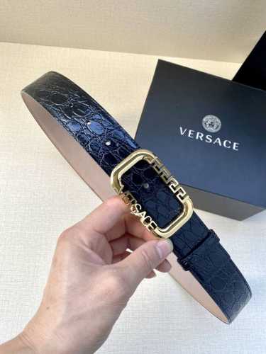 宽带3.8Cm Versace此款腰带由优质皮革制成，采用经典设计，配色醒目。该铆钉腰带配有椭圆形希腊回纹搭扣，打造versace造型。椭圆形搭扣配有greca
