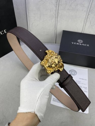 宽度4.0Cm Versace范思哲此款皮带由柔软皮革制成，饰有美杜莎搭扣、作为衣柜甄选单品，可为多种穿搭增添一份优雅。