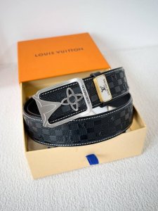 品名： Lv..路易..威登腰带皮带原单 型号：挂扣，经典纯钢材质挂扣，头层牛皮，图片实物拍摄 材料：头层牛皮，挂扣系列，纯钢材质扣头，钯镀电镀工艺永不掉色。经