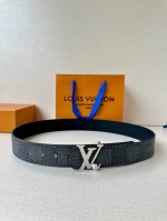 4.0宽 Lv Dimension 双面腰带以含蓄格调点亮日常风尚，彰显 Pharrell Williams 的设计巧思。Damier Heritage 饰带结