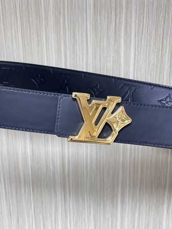 4.0宽，当季新款，双面牛皮，一面平纹压花，一面平纹底，搭配精品花朵扣头，时尚，美观大方。 - 点击图像关闭