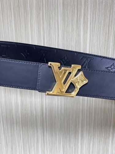 4.0宽，当季新款，双面牛皮，一面平纹压花，一面平纹底，搭配精品花朵扣头，时尚，美观大方。