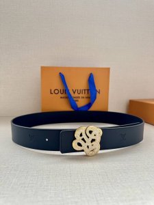 4.0宽Lv Dynasty 双面腰带亮相于 Pharrell Williams 男装初秀，以素雅皮革展现两式风尚，尽显品牌精湛匠艺。崭新 Lv Dynasty