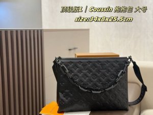 大号 双盒包装 Lv Coussin 抱抱包 大号 Coussin手袋，采用蓬松羊皮革压印 Monogram 图案，以舒软质感呈现紧凑构型。内隔层增添功能性，昼
