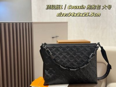 大号 双盒包装 Lv Coussin 抱抱包 大号 Coussin手袋，采用蓬松羊皮革压印 Monogram 图案，以舒软质感呈现紧凑构型。内隔层增添功能性，昼
