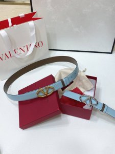 Vlogo Signature可双面佩戴小牛皮腰带 - 黄铜Vlogo Signature搭扣 -外层金属质感小牛皮 -内部亮面小牛皮 -宽度：3厘米