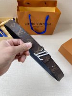 特 本款 Lv Initiales 30 毫米双面腰带拥有 Damier 以金属 Lv Initiales 搭扣注入经典底蕴。