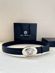 宽度：4.0Cm 范思哲 此款椭圆五金配件、腰带饰有标志性的versace美杜莎头像扣，彰显品牌格调。是一款精美的衣橱必备单品。
