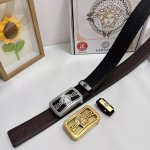 品名：Versace.范思哲 材质：原单牛皮腰带 百分百头层牛皮腰带保证真皮，24K纯钢扣，专柜原单品质、做工精细，时尚大牌，送人自用首选 包装： 请认准如图专