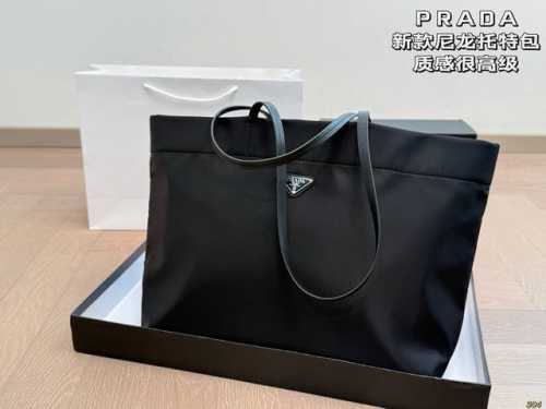 配盒 普拉达Prada 托特包 质感很高级 容量超级大也很耐用 日常出街背它回头率百分百 就是这种随性慵懒感 尺寸38 32