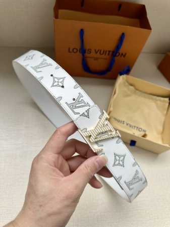 特 Lv 4.0宽可逆带可以在两种方式。表带的一侧采用Monogram Shadow皮革打造标志性外观，另一侧则采用素色皮革打造低调效果。银色漆包条纹的Lv扣为 - 点击图像关闭