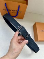 特 3.4宽 Vendome 压花腰带以光滑皮革勾勒流畅线条，流露沉稳商务格调。金属搭扣闪烁莹润光泽，Lv 字母铭纹标注品牌身份。
