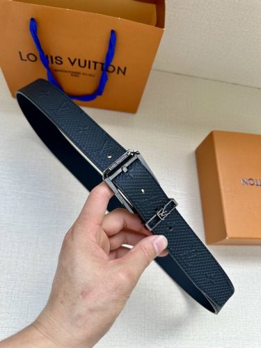 特 3.4宽 Vendome 压花腰带以光滑皮革勾勒流畅线条，流露沉稳商务格调。金属搭扣闪烁莹润光泽，Lv 字母铭纹标注品牌身份。
