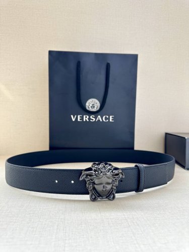 宽度4.0Cm Versace 范思哲 此款柔软的皮带饰3D美杜莎腰带扣，可搭配正装或休闲牛仔装。