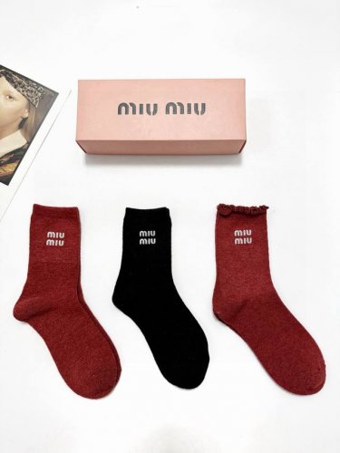 配包装 DDD 一盒3 双 DDD 缪缪 Miumiu 经典字母 Logo羊毛 中筒袜 ！超级软糯亲肤！ DDD Ins爆款！专柜在售Ing 好看到爆炸 ！超高