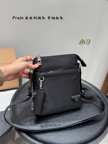 小号 Size:19Cm Prada 普拉达单肩包斜挎包搭配钥匙包挂件 尼龙材质，轻便防水！ 黑银配色，高级感十足！ 内里容量大，时尚不失轻便～ 男女通用，自带