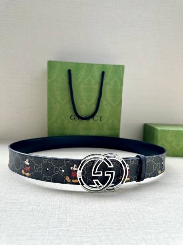 宽度4.0Cm Gucci 米奇动漫图案是Gucci的标志性元素之一，在这款配饰中焕新演绎为卡通风格设计。这款腰带融合了经典米奇元素和双G图案，突显品牌悠久的设