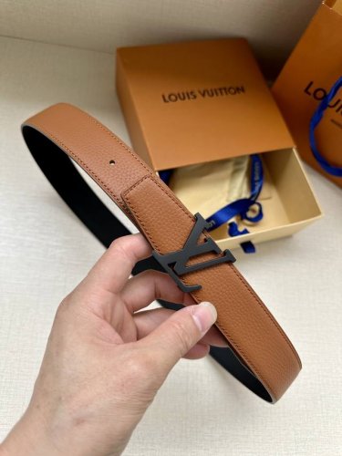特 Lv Heritage 双面腰带3.4宽 选取粒面皮革和纳帕皮革，以抛光和拉丝工艺淬炼新款 Lv 搭扣。微弧形边缘和摩登形状末端见证细致匠心，为考究人士带来