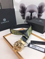此款粒面牛皮革腰带配有一枚3D美杜莎带扣。饰有Gold Hibiscus印花。此印花代表不断的演进，用芙蓉花对往季的Barocco印花加以重新诠释，尽显特色。4