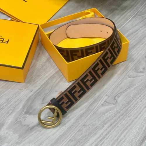 Fendl 宽40Mm 标志造型宽皮带。钉扣式带扣。棕色小牛皮制成。印有浮雕手绘黑色与棕色 Ff 图案。镀金表面金属制品，品质保证。