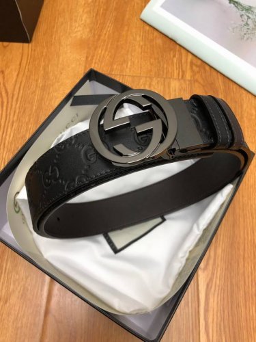 配送专柜全套礼盒包装。古驰：原单品质，双面腰带，一侧为gucci Signature皮革，反面一侧为单色皮革。配以interlocking G旋转扣，双面可用，