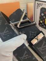 品名：Lv..路易..威登原单 材质：原单牛皮腰带 百分百头层牛皮腰带保证真皮，24K纯钢扣，专柜原单品质、做工精细，时尚大牌，送人自用首选 包装： 请认准如图