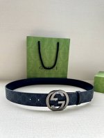 宽度3.8Cm Gucci 这款双面腰带巧妙融合Gg Supreme帆布与头层品牌纹理材质，演绎历久弥新的实用设计理念。富有辨识度的双G配件再现典藏搭配，诠释当