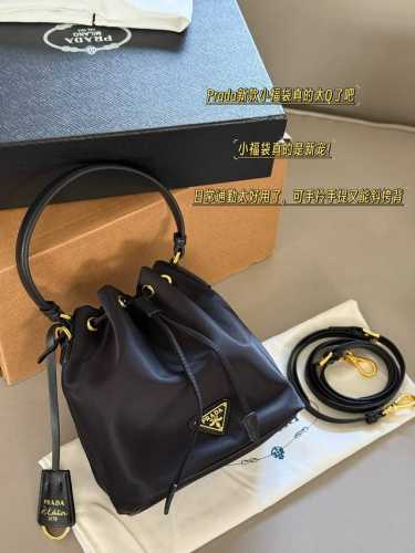 配盒 Size：15.5*19.5Cm Prad 24Ss 尼龙水桶包 圆圆小可爱 非常小巧时 实用又好看！！！