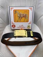 爱玛仕. 原单头层牛皮鸵鸟纹面，内衬头层皮压横条纹底．营造织纹外观。自动扣随意搭配．饰以标志原单扣。专柜宽度3.5 DDD