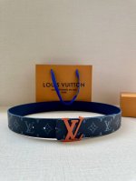 4.0宽: 新款lv Initiales 双面腰带出自 2025 春夏系列，为渐变帆布点缀缓缓淡出的 Lv 字母和monogram 花卉，翻转即现光滑皮革。莹泽