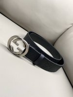 Gg 4.0宽典藏设计中的标志性元素于 早秋系列焕发新意。这款腰带选用黑色超级双G皮革打造，互扣式双G银色调配件更添个性魅力。